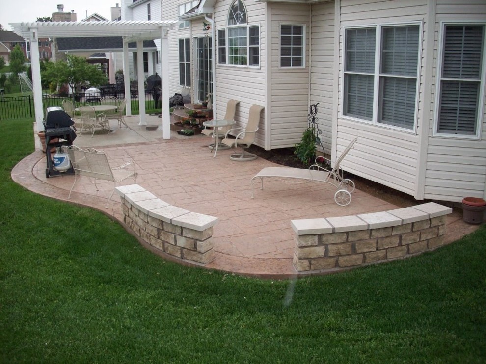 Fenton, Missouri stamped concrete back patio with stone masonry sitting