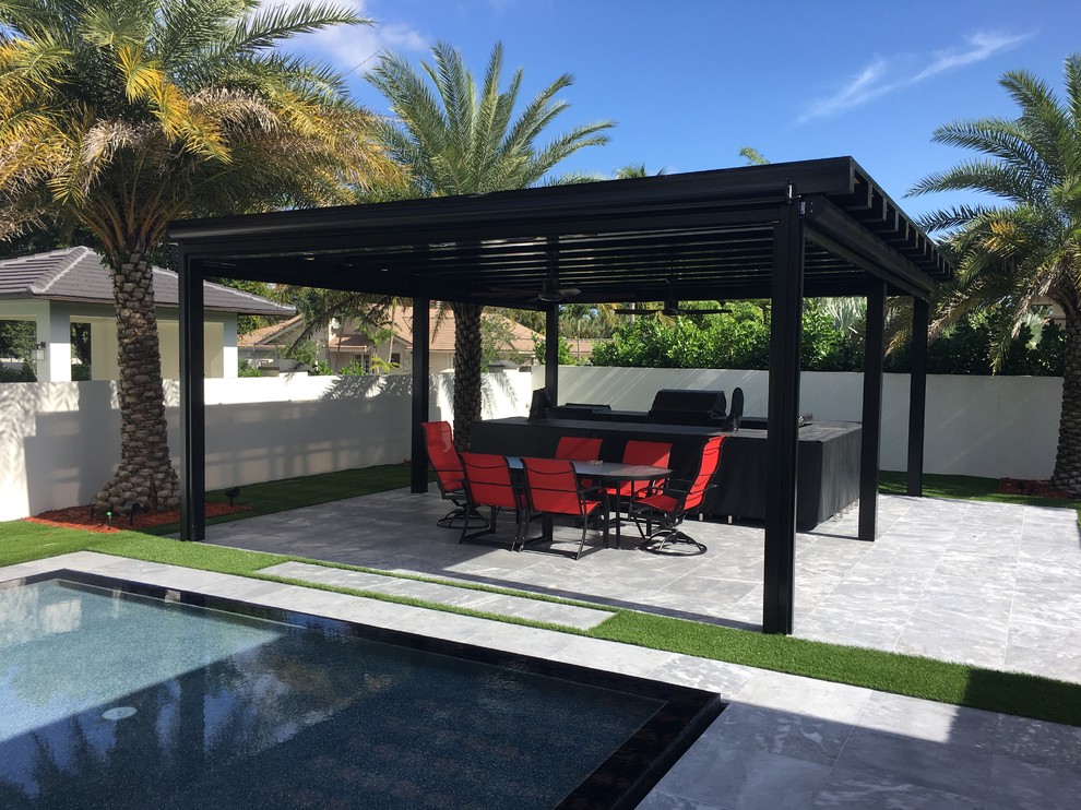 Großer, Gefliester Patio hinter dem Haus mit Outdoor-Küche und Gazebo in Miami