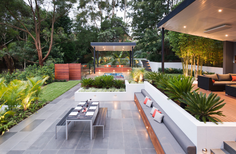 Diseño de patio contemporáneo grande en patio trasero con cocina exterior, entablado y cenador