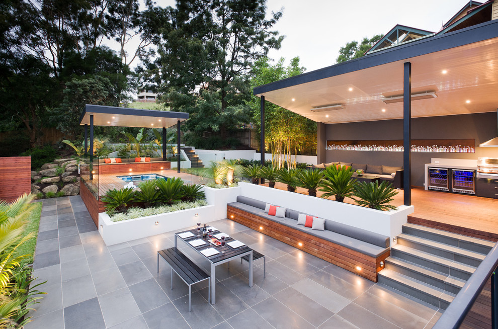 Foto de patio contemporáneo grande en patio trasero con cocina exterior, entablado y cenador