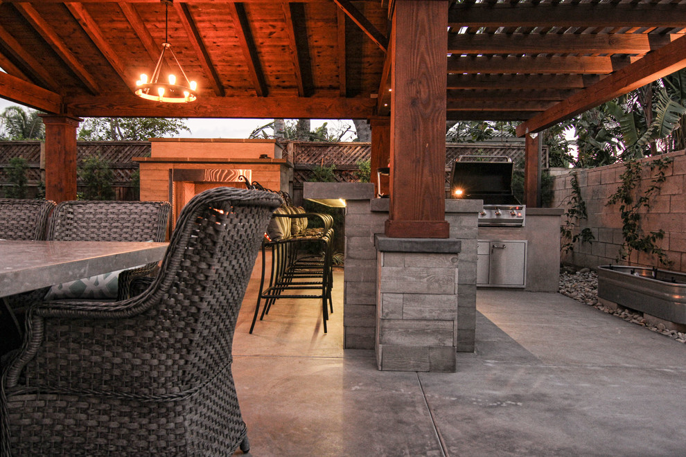 Ejemplo de patio clásico grande en patio trasero con cocina exterior, adoquines de piedra natural y cenador