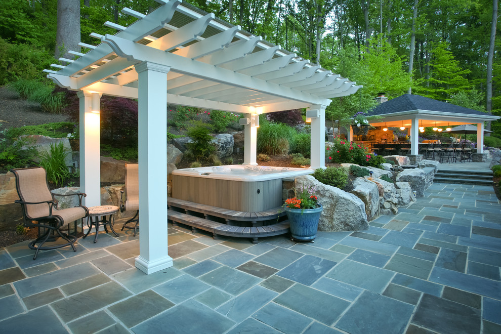 Пример оригинального дизайна: большая беседка во дворе частного дома на заднем дворе в классическом стиле с покрытием из каменной брусчатки