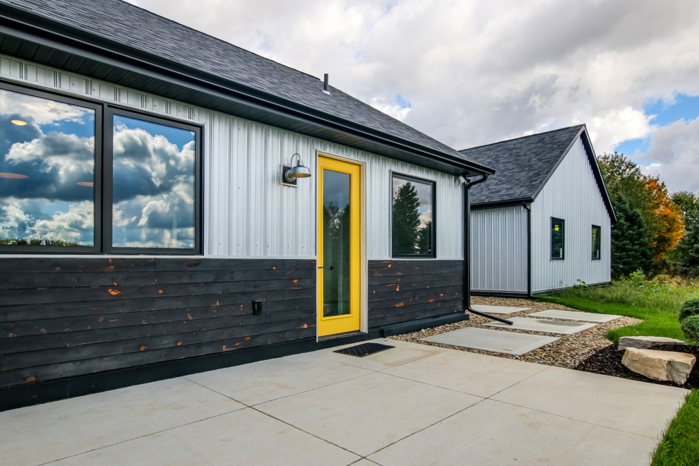 Свежая идея для дизайна: маленький двор на заднем дворе в скандинавском стиле с покрытием из бетонных плит для на участке и в саду - отличное фото интерьера