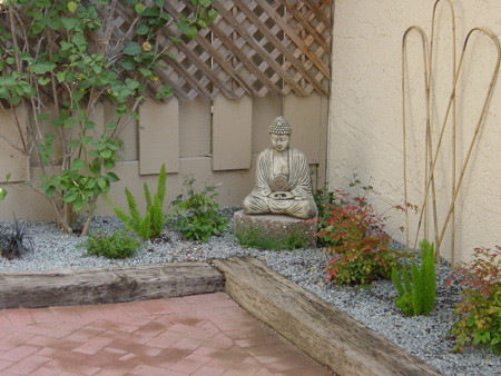 Aménagement d'une petite terrasse asiatique avec une cour, des pavés en brique et aucune couverture.