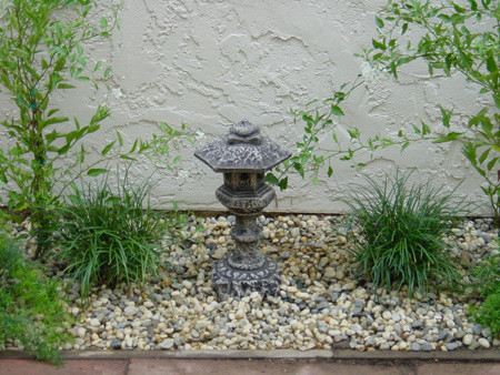 Modelo de patio de estilo zen pequeño en patio trasero y anexo de casas con adoquines de ladrillo