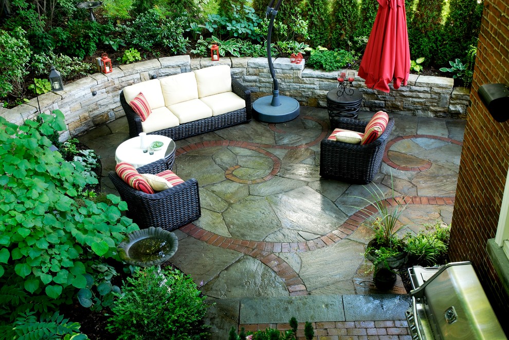 Foto de patio bohemio pequeño en patio trasero con adoquines de piedra natural y toldo