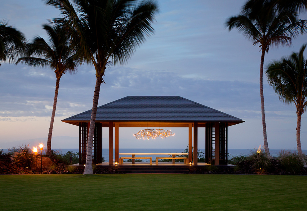 ハワイにあるトロピカルスタイルのおしゃれなテラス・中庭 (ガゼボ・カバナ) の写真
