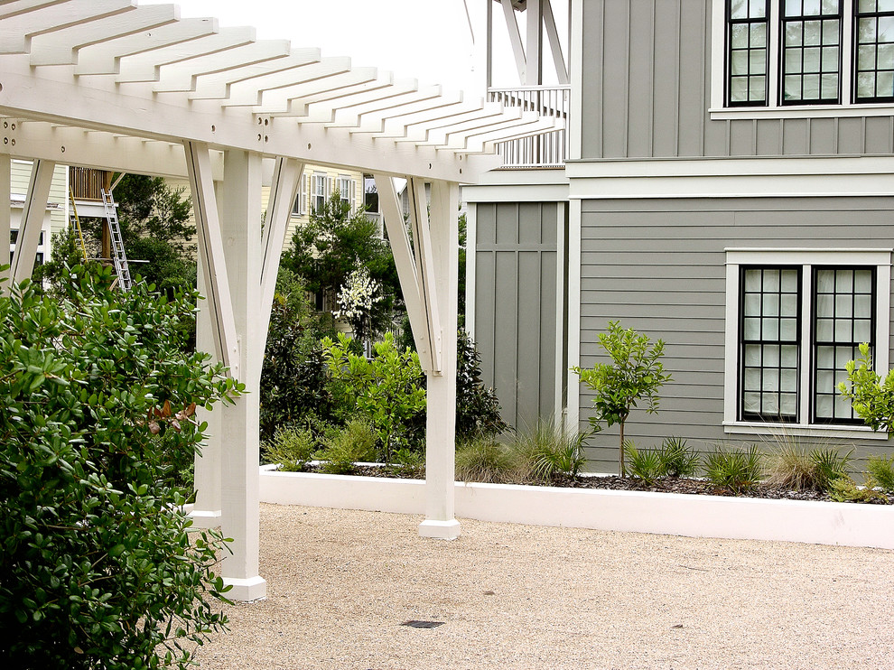 Стильный дизайн: маленький двор на внутреннем дворе в морском стиле с покрытием из гравия для на участке и в саду - последний тренд