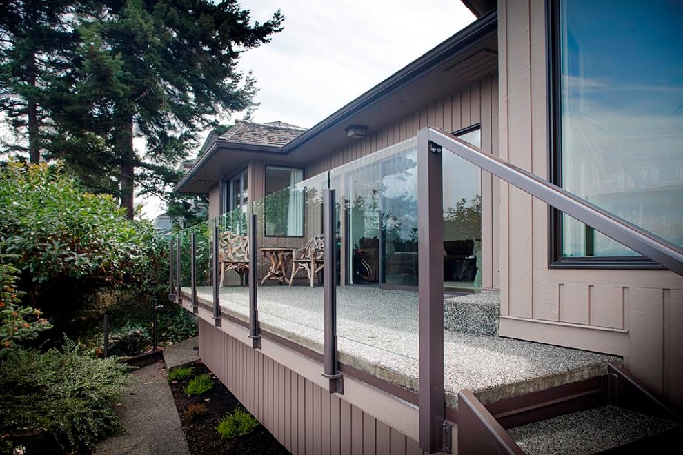Foto de patio clásico renovado de tamaño medio sin cubierta en patio trasero con granito descompuesto