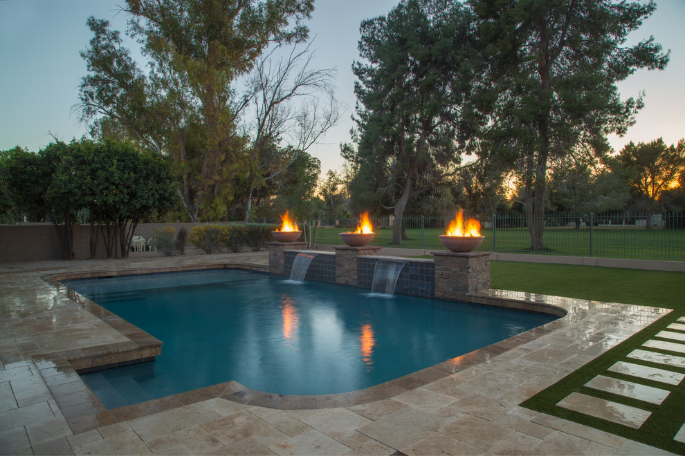 Immagine di una piscina mediterranea di medie dimensioni e dietro casa con piastrelle