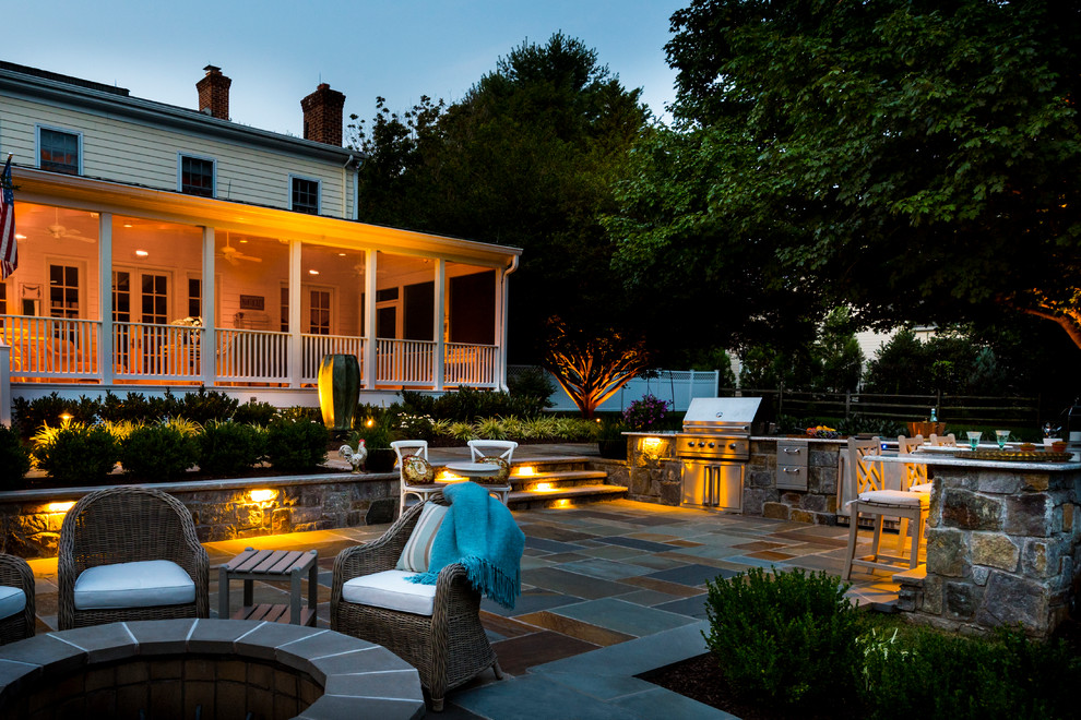 ワシントンD.C.にあるトラディショナルスタイルのおしゃれな裏庭のテラス (アウトドアキッチン、タイル敷き、日よけなし) の写真