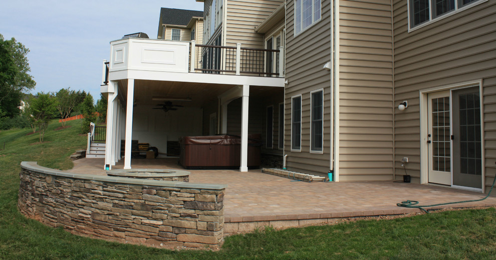 Foto de patio clásico de tamaño medio sin cubierta en patio trasero con brasero y adoquines de ladrillo