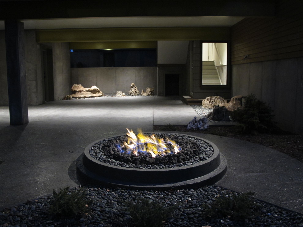 На фото: двор среднего размера на боковом дворе в стиле модернизм с покрытием из декоративного бетона с