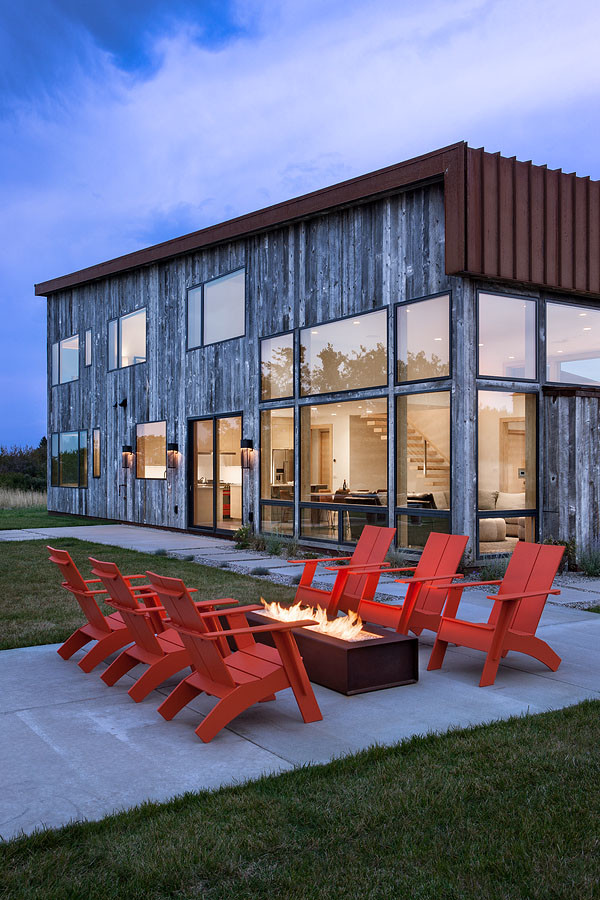 Cette photo montre une terrasse arrière tendance de taille moyenne avec un foyer extérieur, une dalle de béton et une pergola.