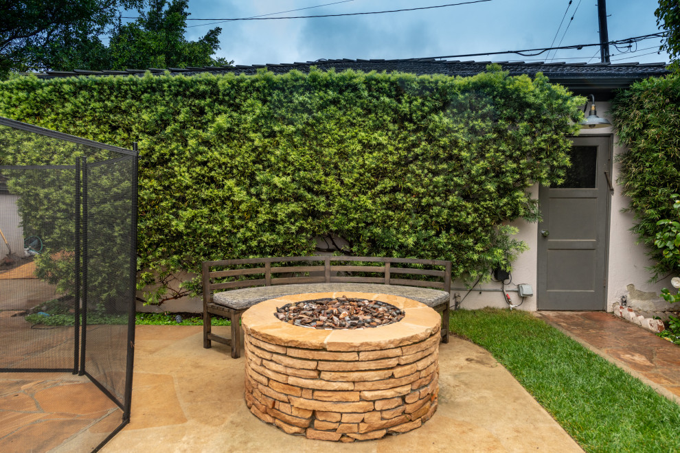 Foto de patio retro de tamaño medio en patio trasero con adoquines de piedra natural y brasero