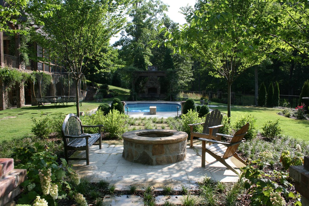 Immagine di un patio o portico classico con un focolare