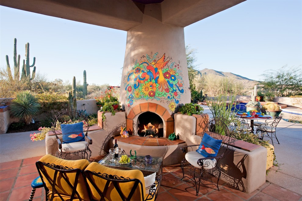 フェニックスにあるサンタフェスタイルのおしゃれな裏庭のテラス (タイル敷き、屋外暖炉) の写真
