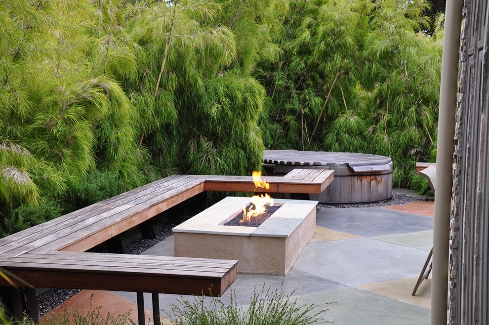 Diseño de patio asiático con brasero y losas de hormigón