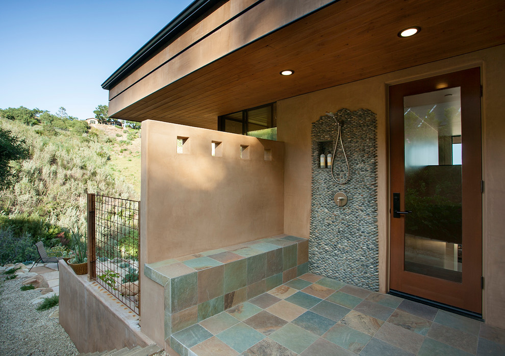 На фото: большой двор на заднем дворе в современном стиле с летним душем, покрытием из плитки и навесом