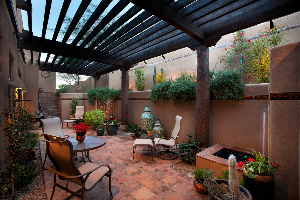 Immagine di un patio o portico american style con una pergola