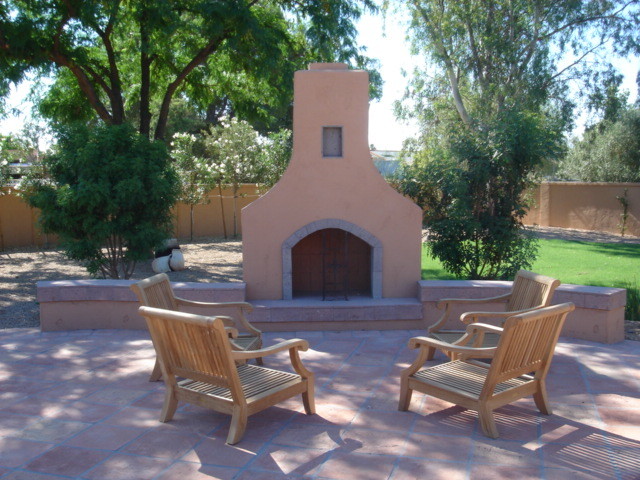 Ejemplo de patio de estilo americano grande sin cubierta en patio trasero con brasero y entablado