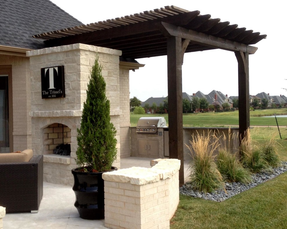 Esempio di un patio o portico minimal di medie dimensioni e dietro casa con un focolare, lastre di cemento e una pergola