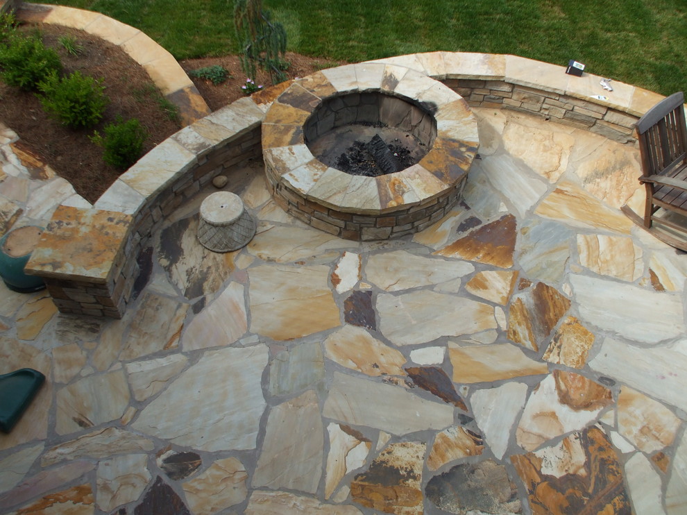 Modelo de patio contemporáneo de tamaño medio sin cubierta en patio trasero con brasero y adoquines de piedra natural