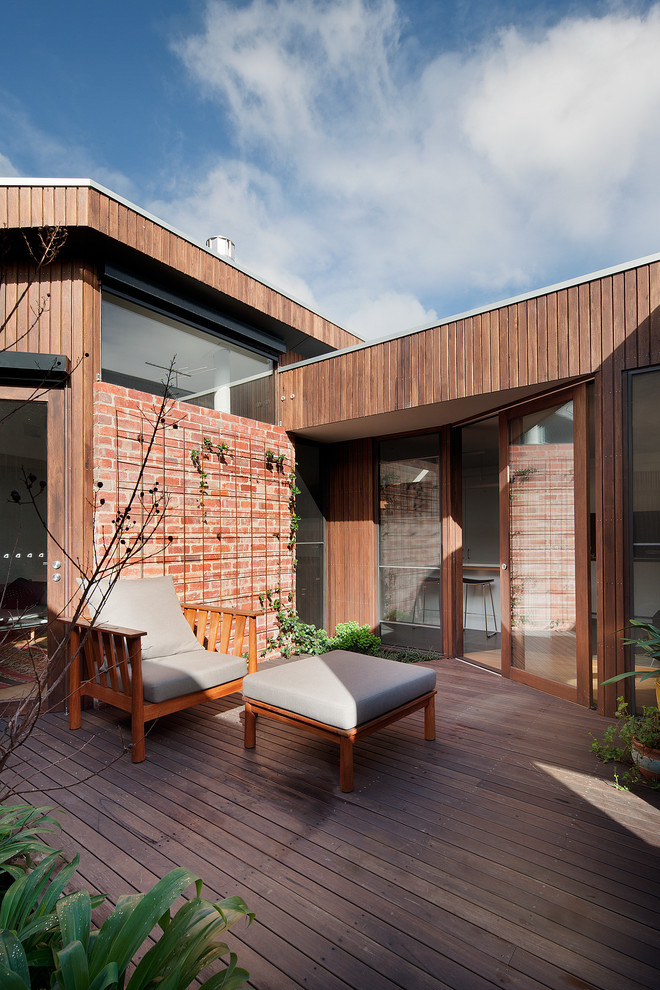 Стильный дизайн: двор в современном стиле с настилом без защиты от солнца - последний тренд