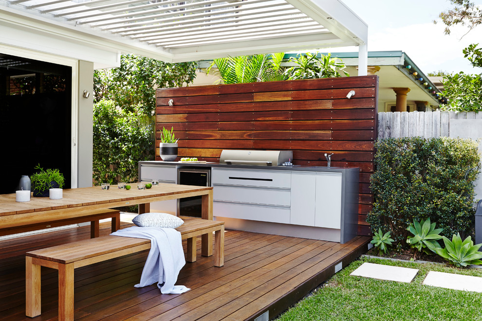 Aménagement d'une terrasse en bois arrière moderne de taille moyenne.