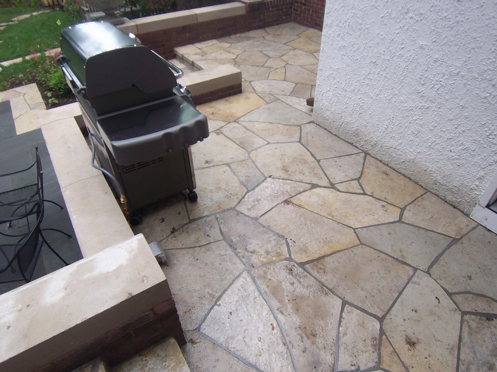 Пример оригинального дизайна: двор среднего размера на заднем дворе в стиле неоклассика (современная классика) с покрытием из каменной брусчатки без защиты от солнца