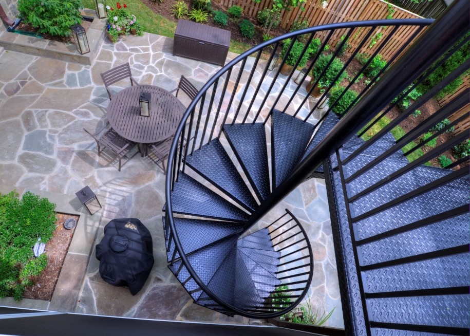 Пример оригинального дизайна: двор на заднем дворе в современном стиле с покрытием из каменной брусчатки