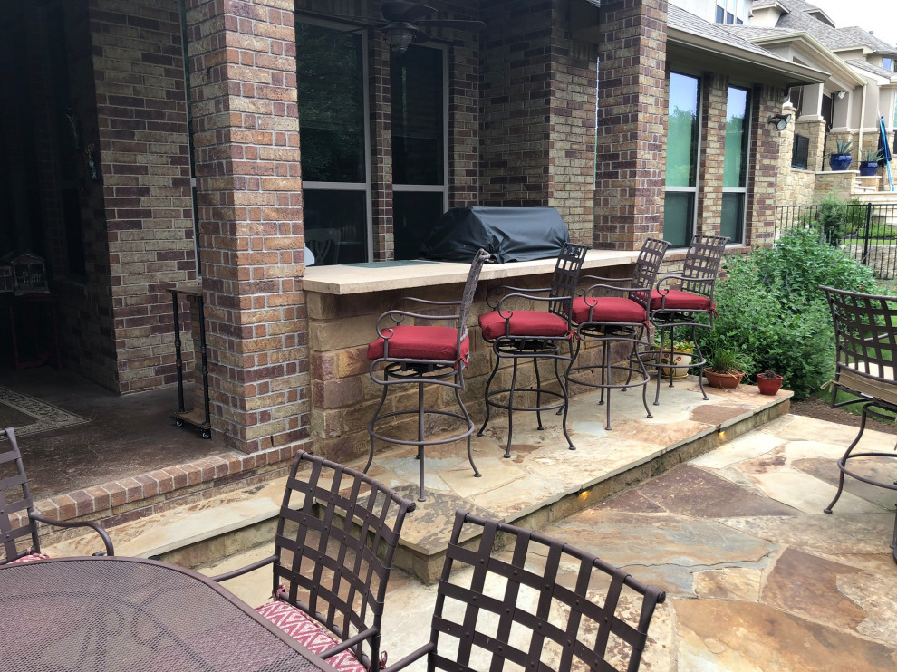 Пример оригинального дизайна: двор на заднем дворе в стиле фьюжн с летней кухней и покрытием из каменной брусчатки
