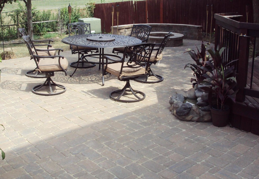 Imagen de patio de estilo americano grande en patio trasero con adoquines de piedra natural