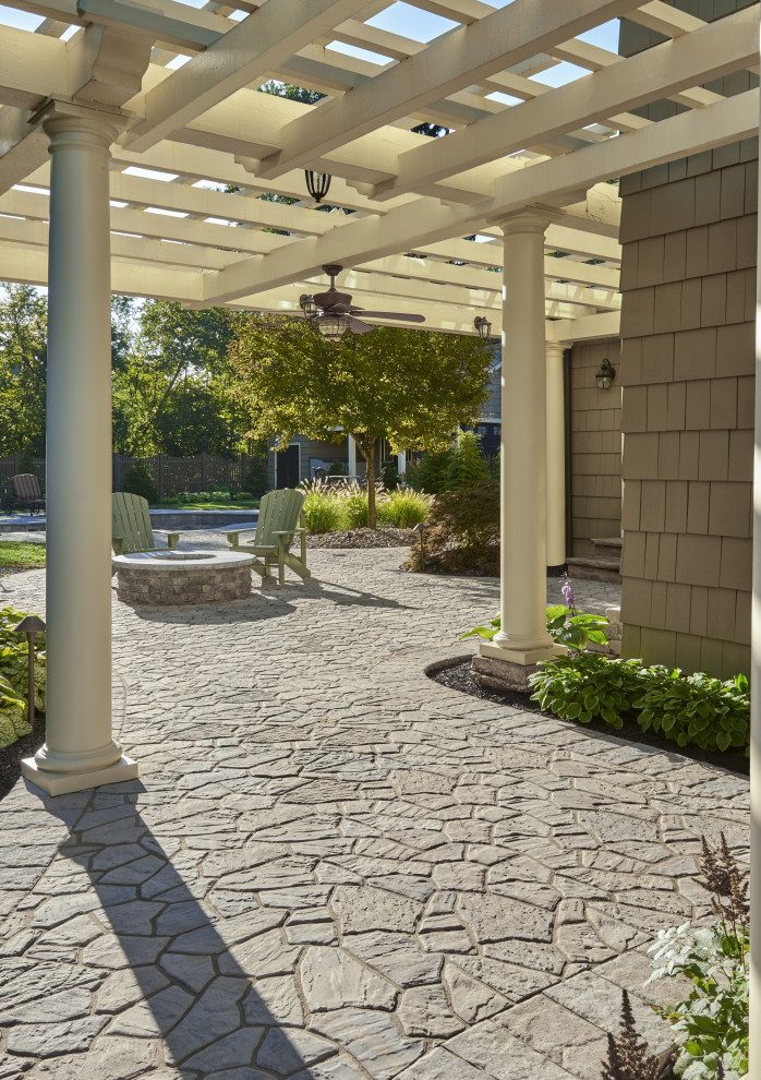 Пример оригинального дизайна: двор на заднем дворе в классическом стиле с покрытием из бетонных плит