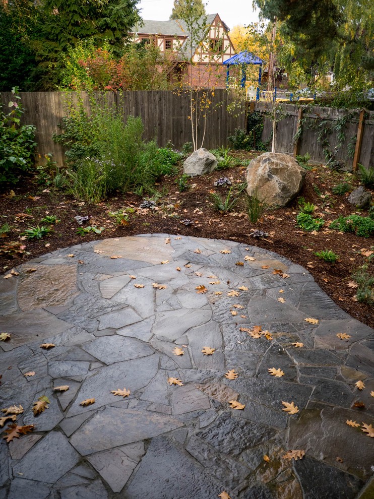 На фото: маленький двор на заднем дворе в классическом стиле с покрытием из каменной брусчатки для на участке и в саду