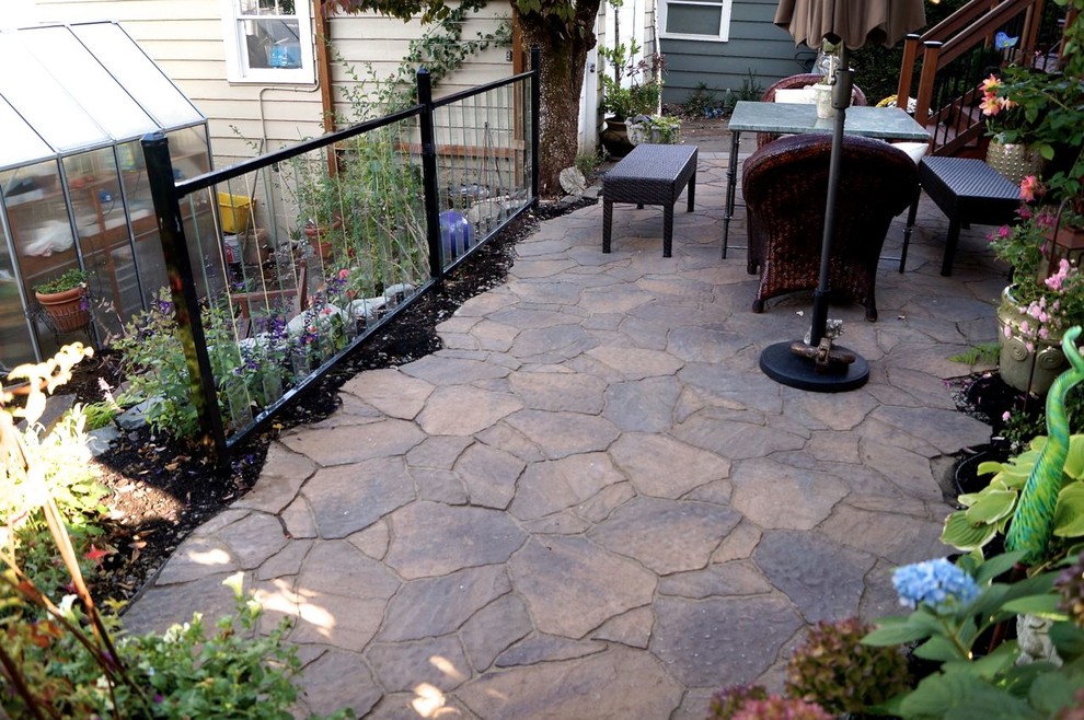 На фото: маленький двор на заднем дворе в современном стиле с мощением тротуарной плиткой для на участке и в саду
