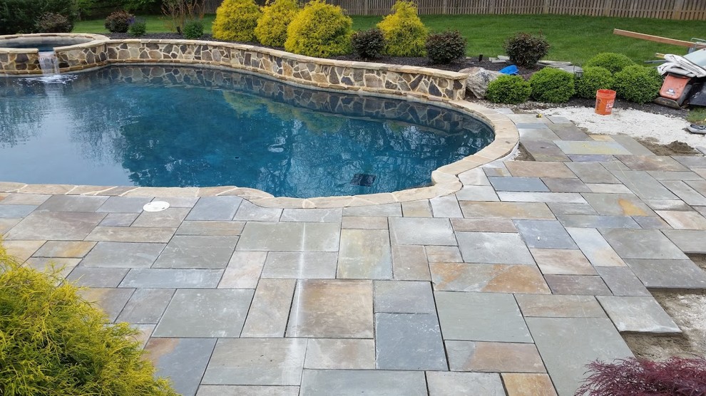 Свежая идея для дизайна: большой бассейн на заднем дворе в стиле кантри с покрытием из каменной брусчатки - отличное фото интерьера