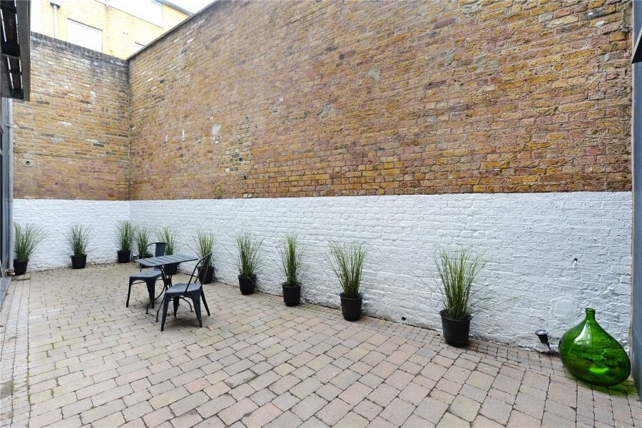 Esempio di un patio o portico minimalista di medie dimensioni e nel cortile laterale