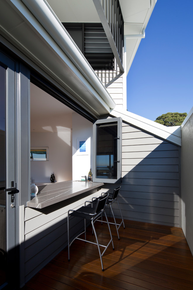 Idee per un piccolo patio o portico minimalista nel cortile laterale con fontane, pedane e nessuna copertura