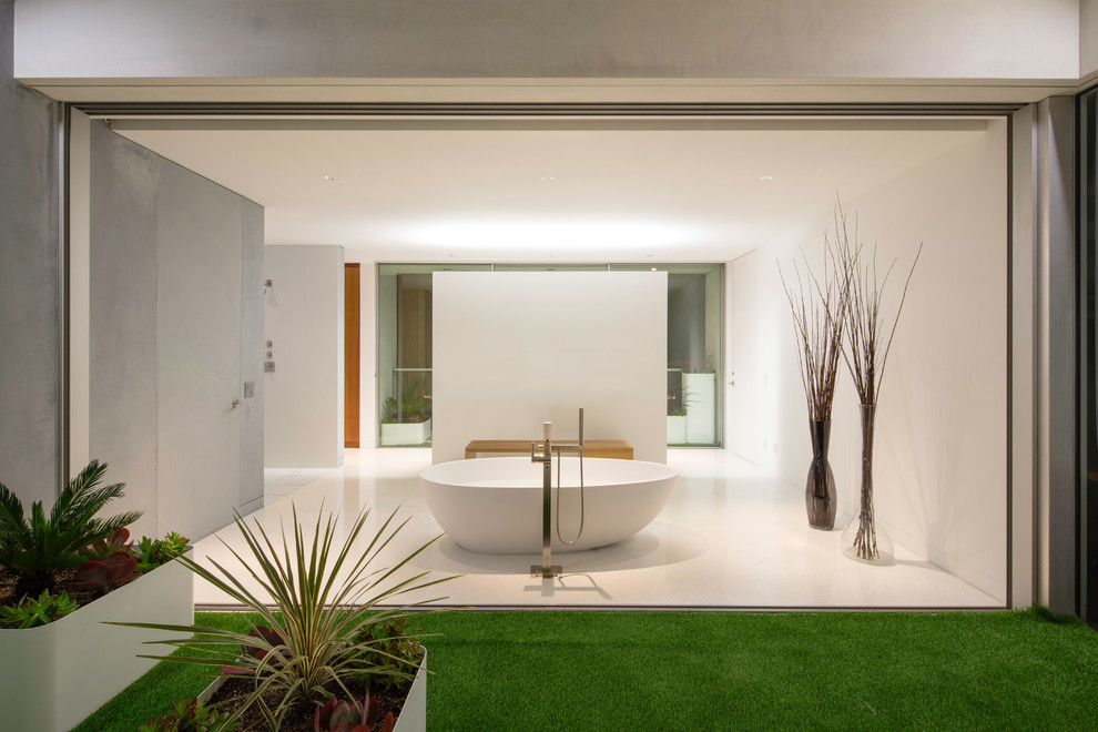 Diseño de patio minimalista grande sin cubierta en patio con adoquines de hormigón y ducha exterior