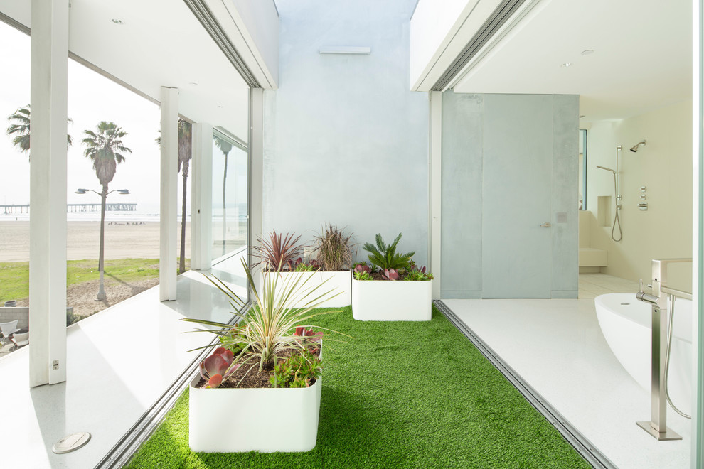 Modelo de patio minimalista grande sin cubierta en patio con adoquines de hormigón