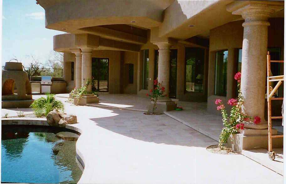Foto di un patio o portico mediterraneo dietro casa con nessuna copertura