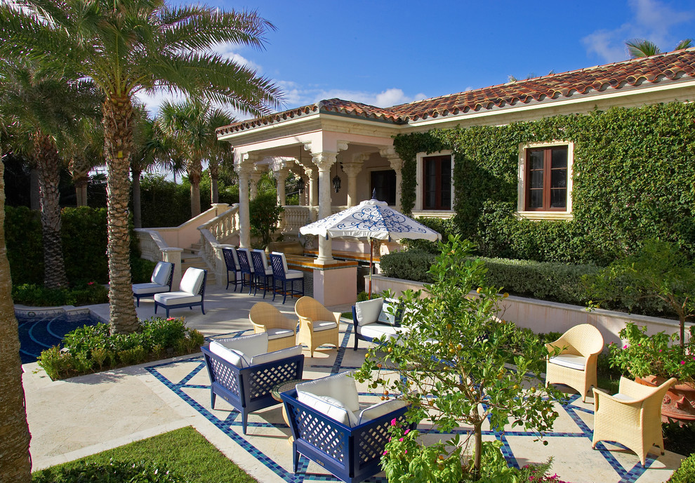 Imagen de patio mediterráneo extra grande en anexo de casas y patio trasero con cocina exterior y adoquines de piedra natural
