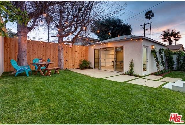 Стильный дизайн: двор среднего размера на заднем дворе в морском стиле с мощением тротуарной плиткой без защиты от солнца - последний тренд