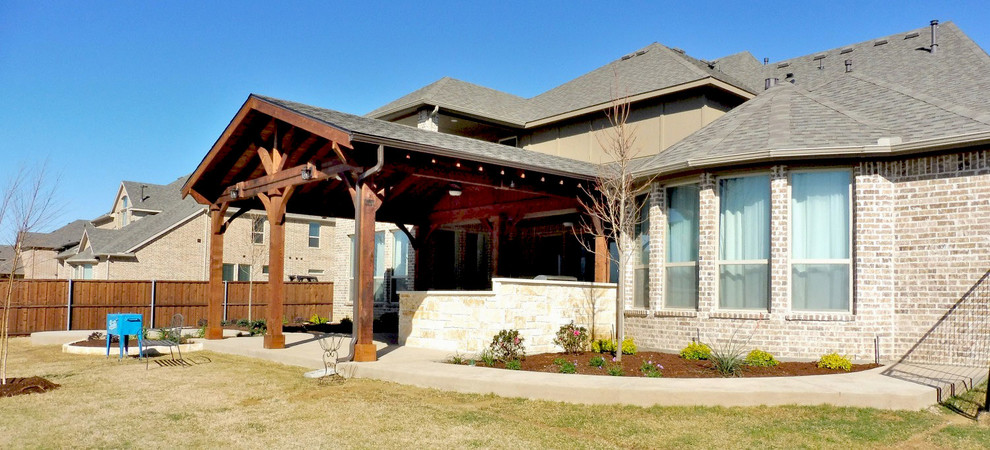 На фото: большой двор на заднем дворе в стиле рустика с летней кухней и покрытием из бетонных плит