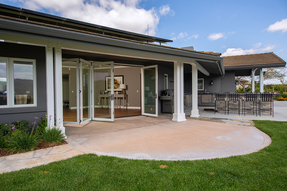 Geräumiger, Überdachter Landhaus Patio hinter dem Haus mit Outdoor-Küche und Betonboden in San Luis Obispo