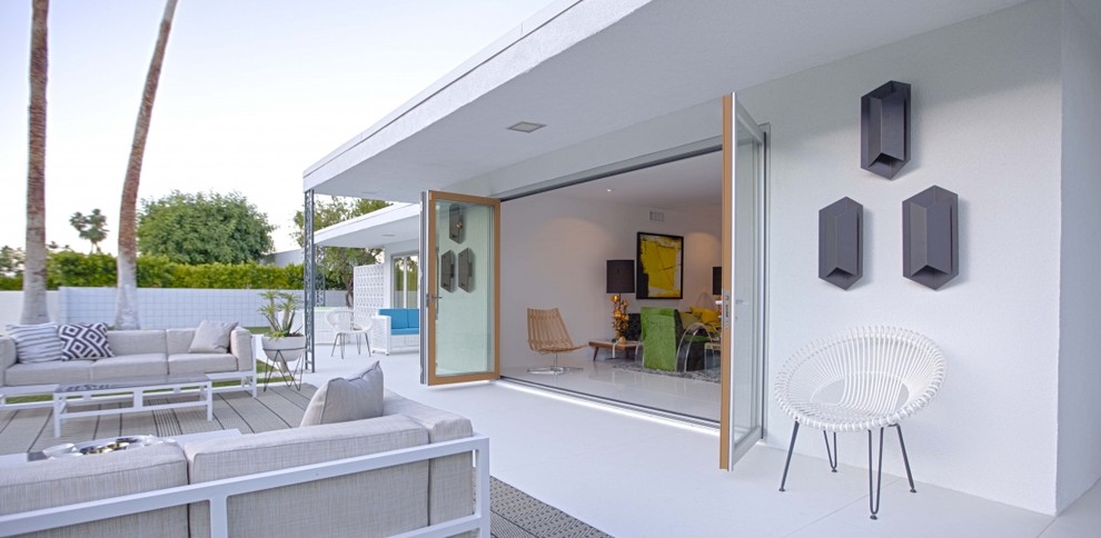 Стильный дизайн: большой двор на заднем дворе в стиле ретро с настилом без защиты от солнца - последний тренд