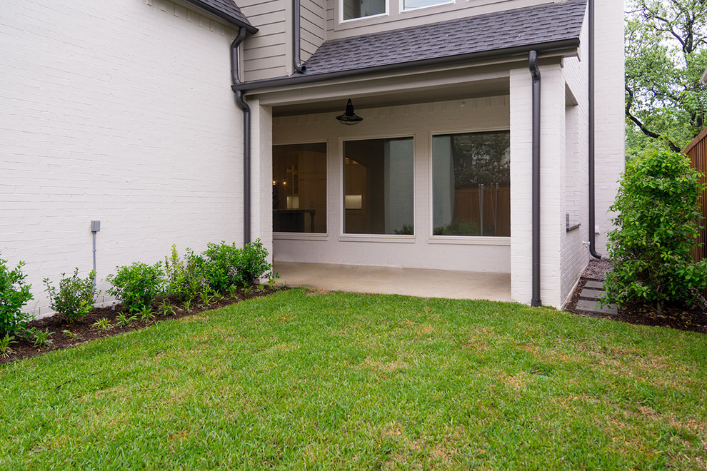 Example of a classic patio design in Dallas