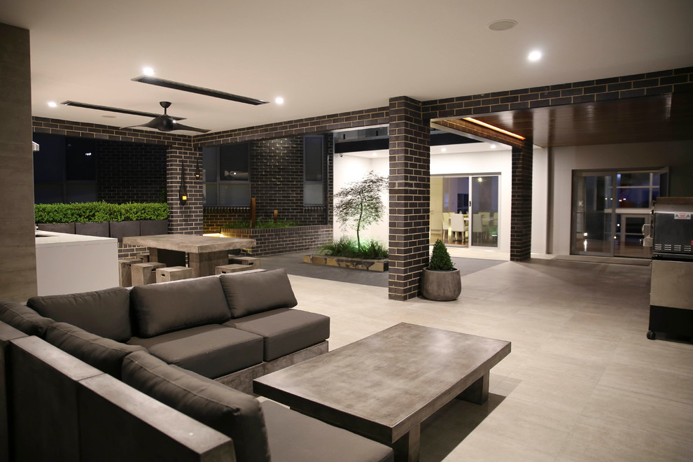 Свежая идея для дизайна: большой двор на заднем дворе в современном стиле с летней кухней, покрытием из плитки и навесом - отличное фото интерьера