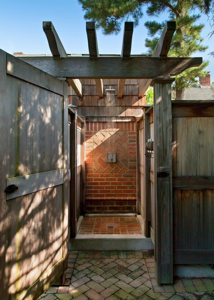 На фото: пергола во дворе частного дома среднего размера на заднем дворе в классическом стиле с летним душем и мощением клинкерной брусчаткой с